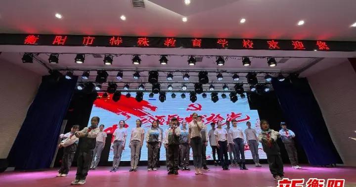 日长睡起无情思，闲看儿童捉柳花。原文_翻译及赏析游戏画面